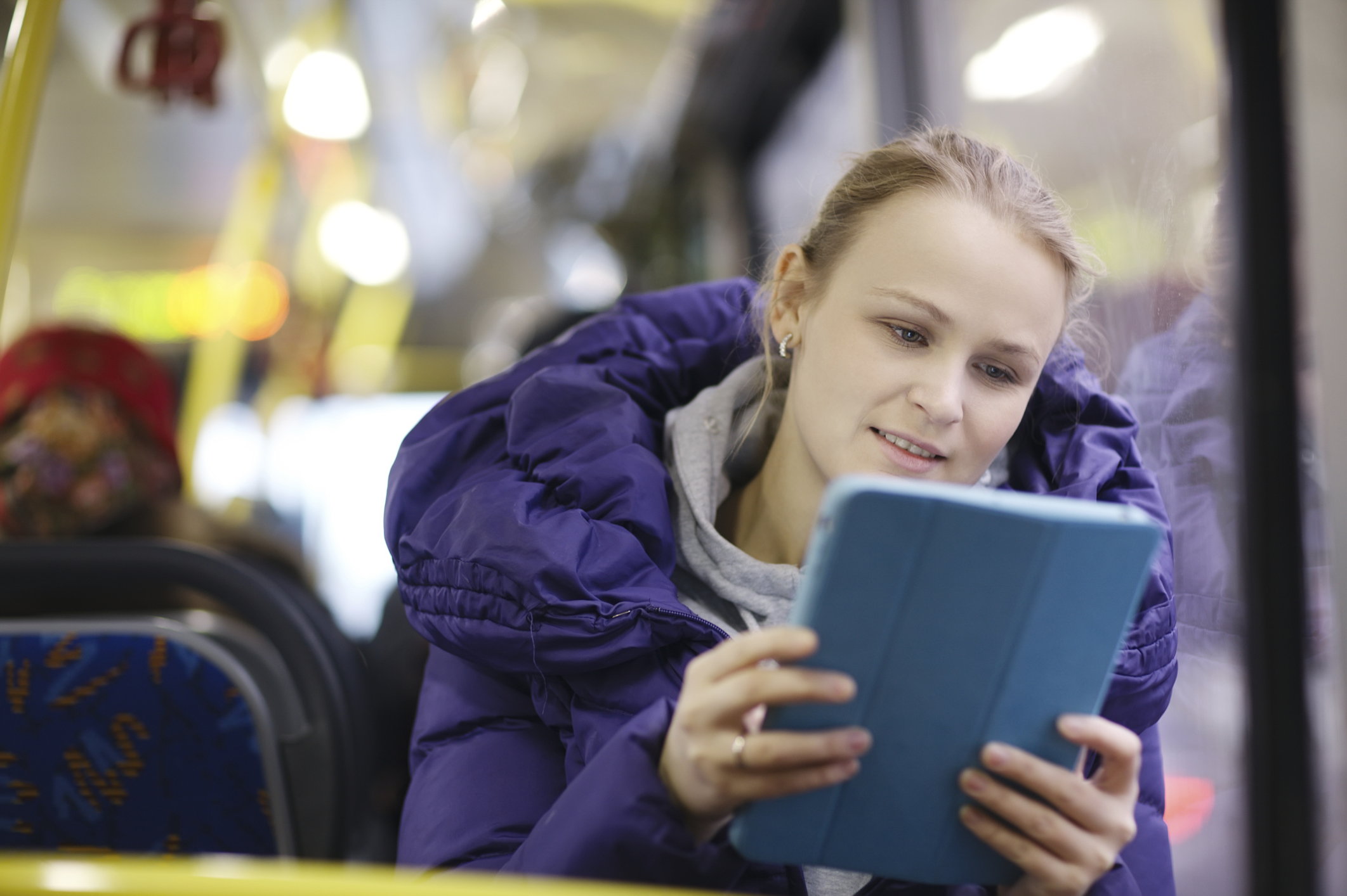 Она читает в метро. Женщина в автобусе. Девушка в пуховике в транспорте. Человек читает книгу в транспорте. Девушка в пуховике в автобусе.